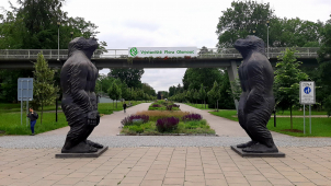 Opice, střežící Smetanovy sady, vyvolaly vášnivé diskuze o vkusu