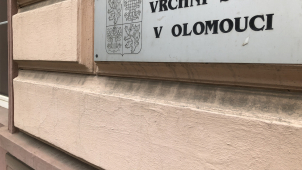 Přerovská exekutorka je před soudem. Měla zpronevěřit 26 milionů