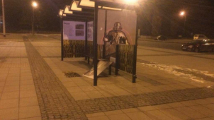 Agresor si svůj vztek vybil na zastávce MHD