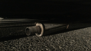 Neznámý vandal na zaparkovaném autě uřezal kus výfuku