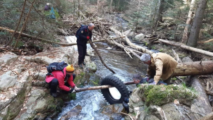 Dobrovolníci se pustili do úklidu v okolí Rešovských vodopádů