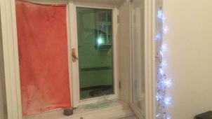 Neznámý vandal prohodil dlažební kostku oknem