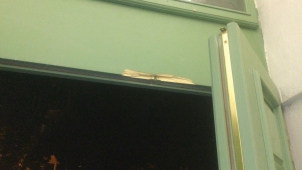 Vandalové na Hanáckého pluku rozkopali dveře a utekli