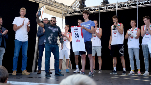 Nové dresy BK Redstone křtili Okáč a Vémola