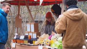Doma šité oblečení i zelenina: Bar Zahrada přivítal jarmark