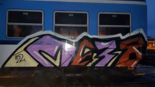 Další odstavený vlak se u olomouckého nádraží stal obětí sprejera