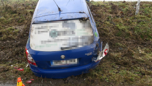 Rychlá jízda se řidiči nevyplatila, auto šlo i na střechu