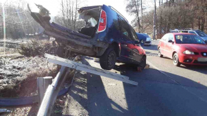Vlak u Hluboček srazil auto, dva zranění