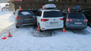 Řidič za volantem rolby usnul, naboural tři osobní auta