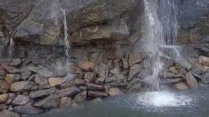 Vodopád  pod hradbami již funguje