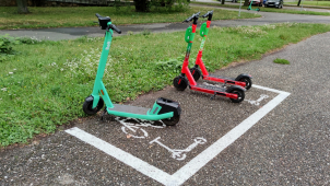 Olomouc má nově parkovací zóny pro koloběžky a kola