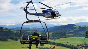 Hasiči-lezci trénují záchranu z lanovky