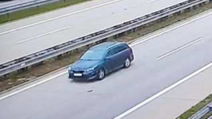 Modrý kombík se proháněl dálnicí v protisměru. Hledají se svědci
