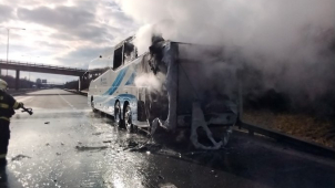 Mladí hokejisté na zápas nedojeli, po cestě jim shořel autobus