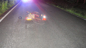 Opilý cyklista si ustlal uprostřed silnice