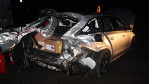 Lokomotiva na přejezdu zdemolovala a odhodila auto