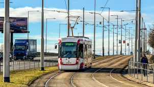 Do provozu vyráží první nová tramvaj, dalších osm dorazí