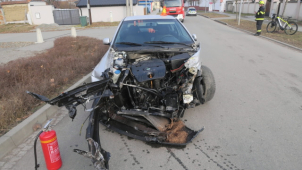 Oslněný senior vjel pod vlak, stáli při něm všichni svatí