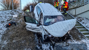 Čtyři zaklínění zůstali v autě po nehodě na dálnici D35