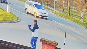 Policisté pátrají po pachateli, který se vloupal do auta