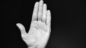 Muž dal facku barmance