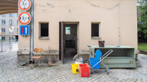 Ve fakultce bourají starou bránu do areálu