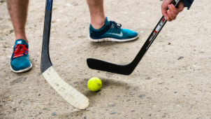 Kluci hráli hokej, ale pálili na tramvaje