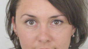 Odjela autem a už ji nikdo nespatřil. Nepotkali jste ji?