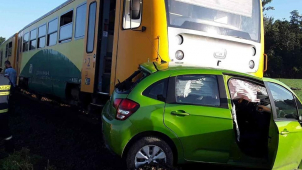 Hrůza v Bystřici: Vlak táhl auto 150 metrů!