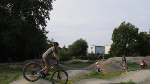 Ve Velké Bystřici otevřeli nový pumptrack pro cyklisty