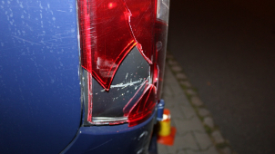 Při parkování nacouvala do Peugeotu a odjela