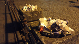 Vánoční trhy v Olomouci mají problémy s odpadky