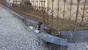 Do oplocení u Michala v centru Olomouce nabouralo auto