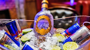 Mladík utíkal s košíkem plným alkoholu