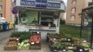 Kdo mohl za nelegálně rozmístěnou zeleninu u trafiky?