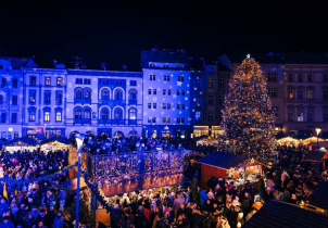 Trhy jsou zahájeny a vánoční strom září