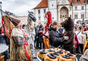 Cimbálovka, jitrnice, ledové sochy a masky oživí centrum
