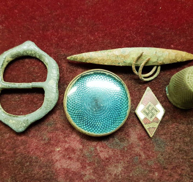 Zloděj ukradl bronzový keltský závěsek a další poklady