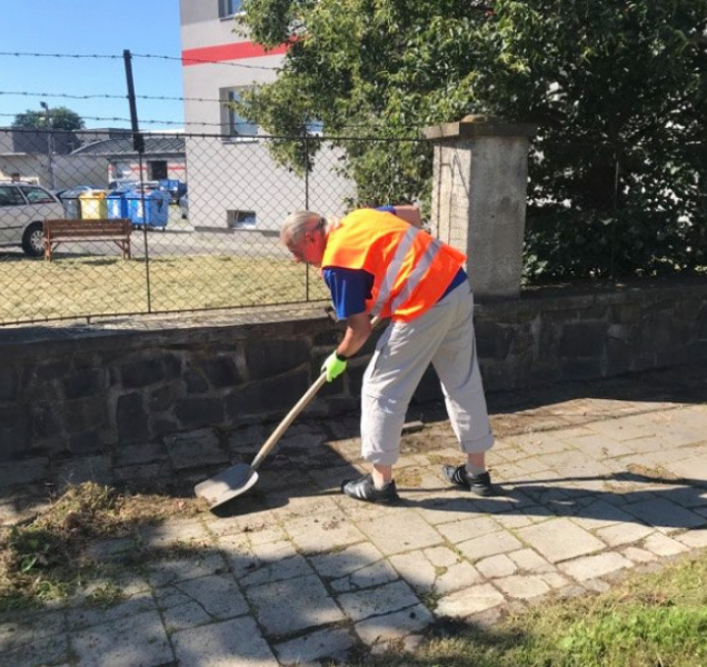 Lidé bez domova pomáhají s úklidem Olomouce