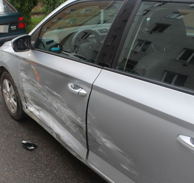 Opilý řidič naboural hned několik zaparkovaných aut