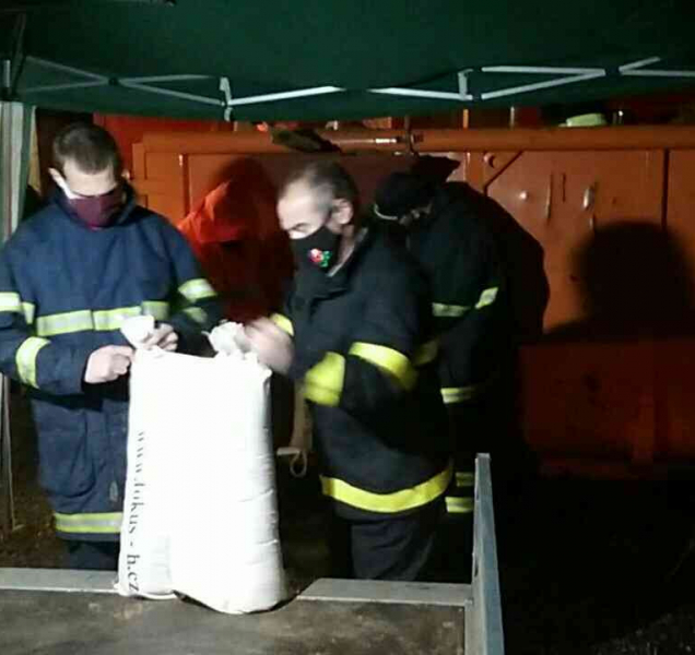 Rozvodněná Bečva: Hladina stoupla na druhý povodňový stupeň