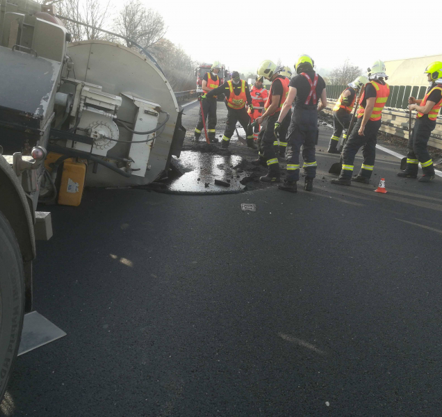 Na dálnici u Bystročic se převrátil přívěs s asfaltem