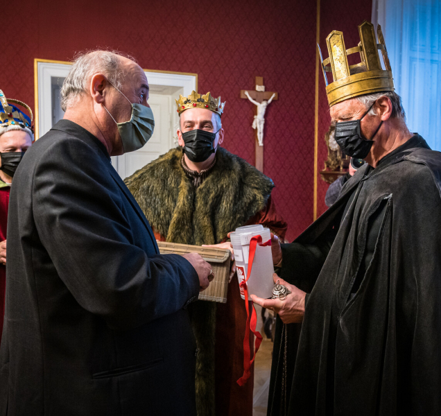 Tři králové přáli veřejnosti a navštívili arcibiskupa Graubnera