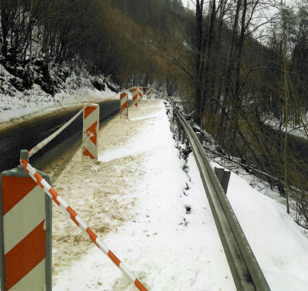 Sesuv půdy u Hanušovic stále komplikuje dopravu