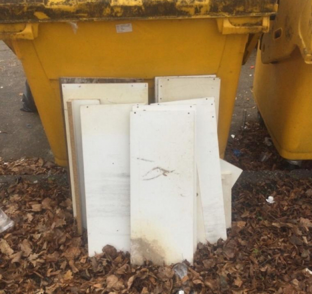 Strážníci upozorňují: Dřevěné desky za kontejner nepatří