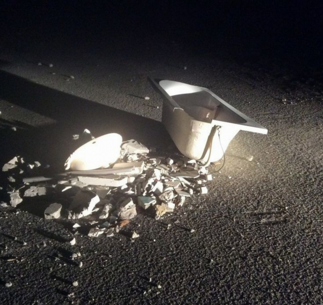 Vana a umyvadlo skončily na chodníku