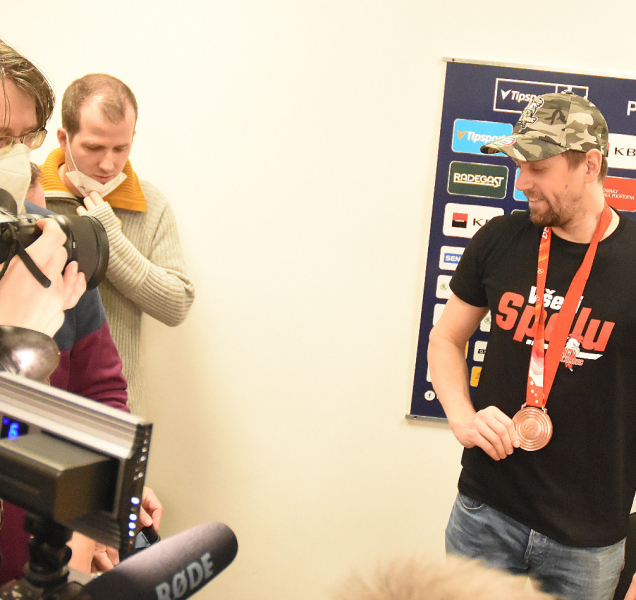 Gólman Konrád na Hané ukázal medaili