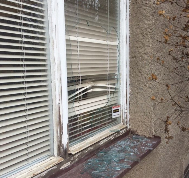 Muž si svůj vztek vybil na poště