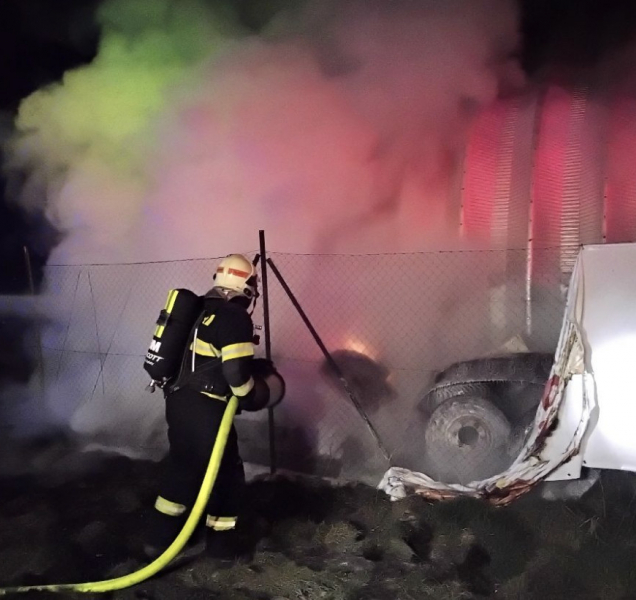 V Nákle hořely pneumatiky a průmyslová hala