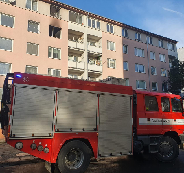 Hasiči zachránili z hořícího bytu vážně zraněného muže. Letěl pro něj vrtulník